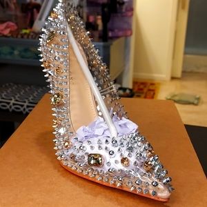 This is a very beautiful pair of azalea Wang 7.5 nude color